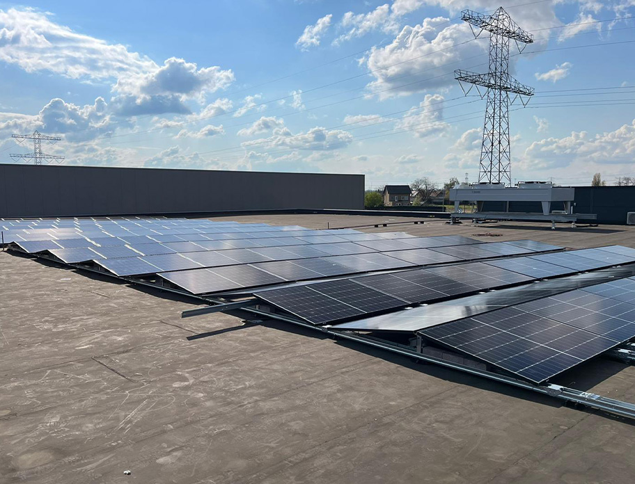 Zonnepanelen op het dak van Van de Ven